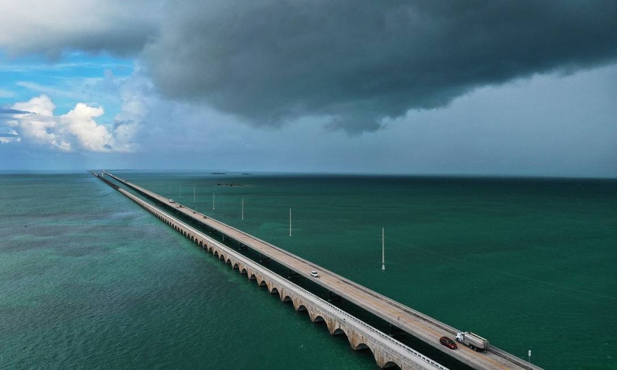 Vista aérea de parte da Seven Mile Bridge, a ponte que as Keys por todo o Estreito da Flórida, no extremo sul deste estado americano Foto: JOE RAEDLE / AFP