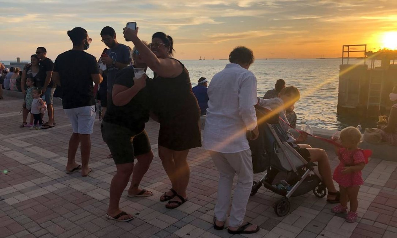 Turistas se reúnnem na Mallory Square, em Key West, para apreciar o pôr do sol Foto: LEILA MACOR / AFP