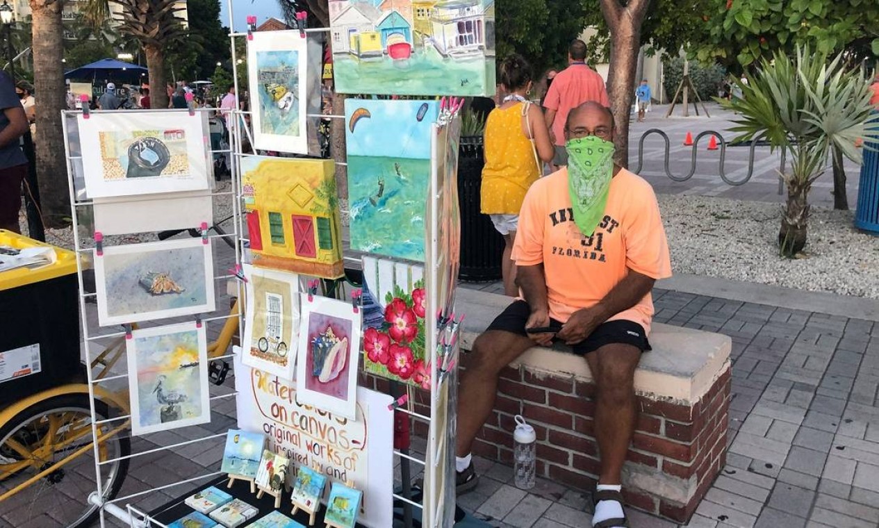 Jack Reichenbach, de 67 anos, é morador de Key West, na Flórida, e passou a vender suas aquarelas nas ruas após ser demitido, em decorrência da pandemia Foto: LEILA MACOR / AFP