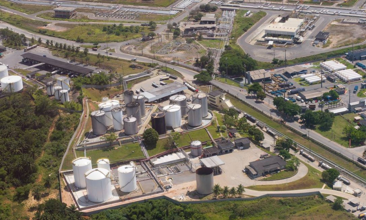 Primeira refinaria do Brasil, a RLAM completou 70 anos prestes a ser vendida. A unidade tem capacidade de produção de 333 mil barris/dia. Foto: Saulo Cruz / MME