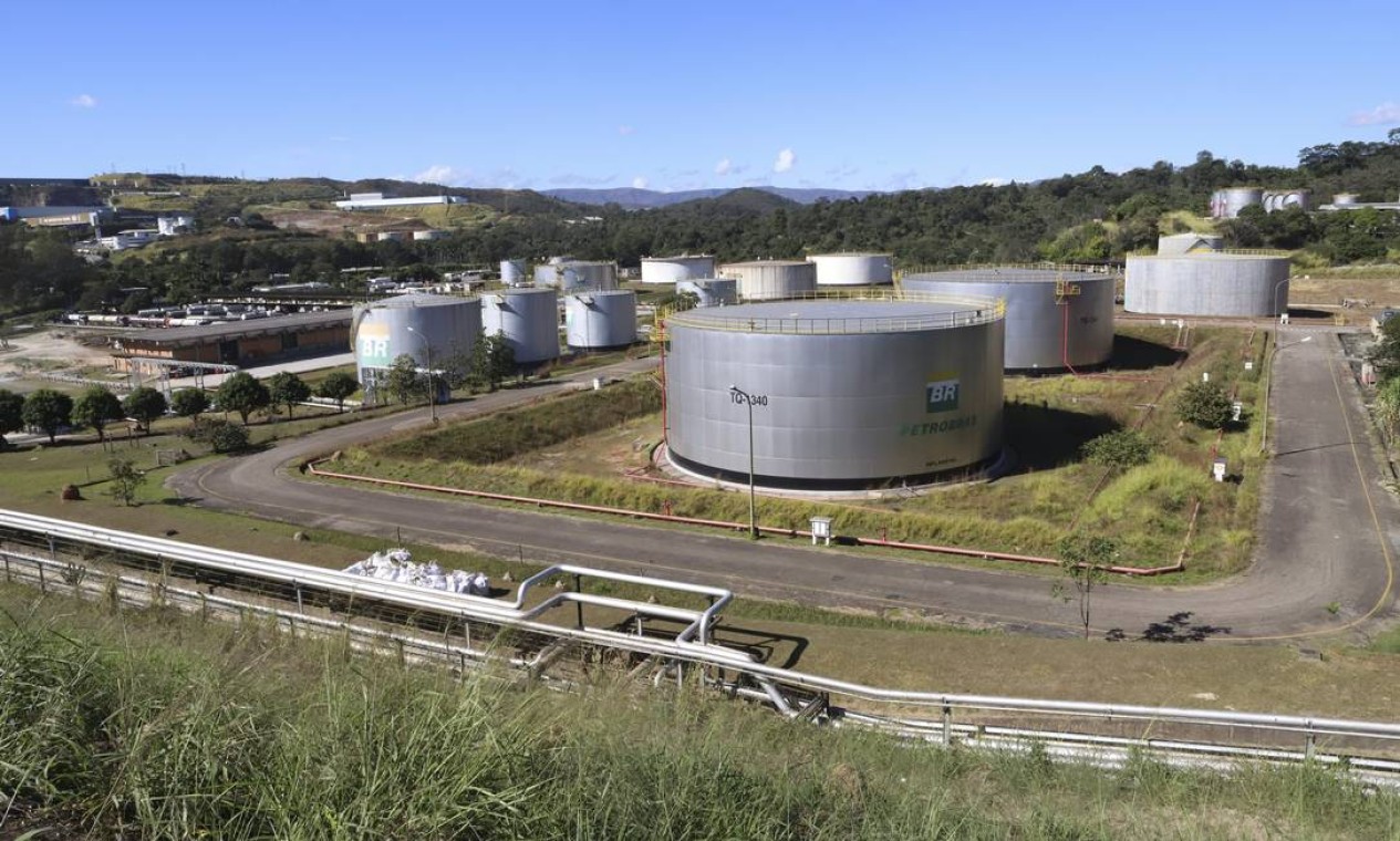 A Refinaria Gabriel Passos (Regap), em Betim, região metropolina de Belo Horizonte (MG), foi inaugurada em 30 de março de 1968, com capacidade inicial de 7.200 m³/dia. Hoje, sua capacidade de processamento é de 24 mil m³/dia ou 150 mil bbl/dia Foto: Ramon Bitencourt / O Tempo