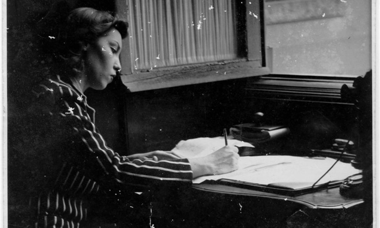 A escritora Clarice Lispector. Livro "Todas as cartas", lançado pela editora Rocco, reúne cartas escritas pela autora a editores, jornalistas, amigos, familiares e colegas de escrita em diferentes fases de sua vida Foto:  