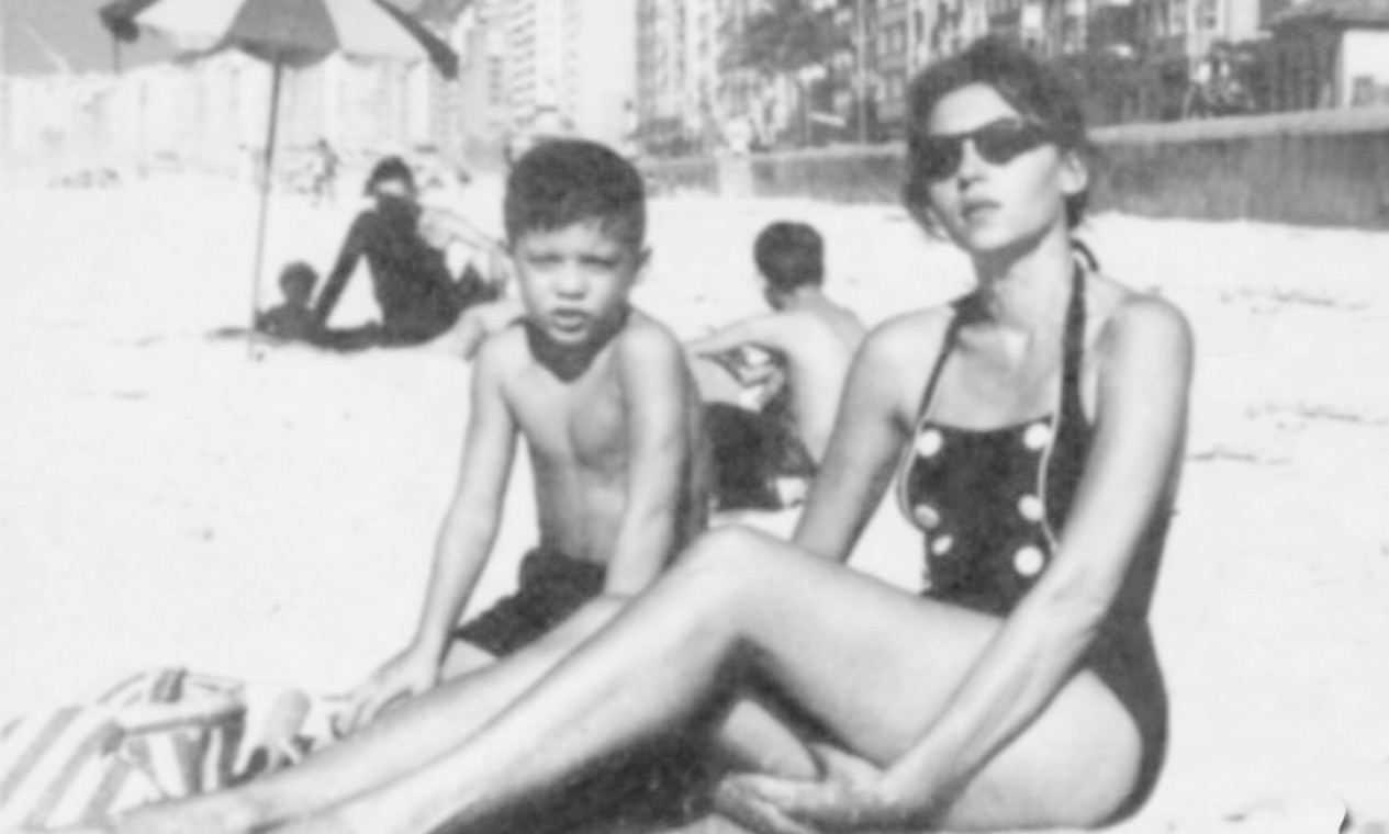 Clarice e o filho Paulo Gurgel Valente na Praia de Copacabana, anos 1960 Foto: Divulgação