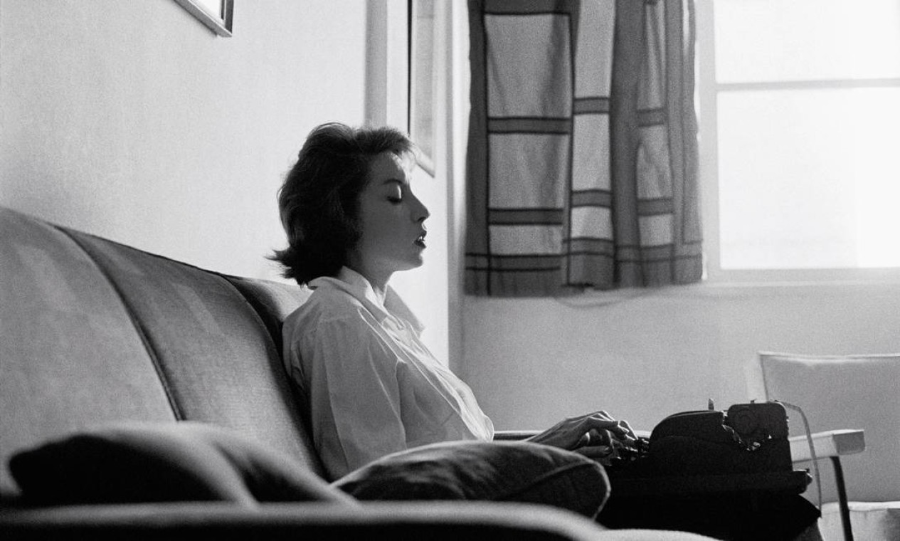 Clarice Lispector, escritora, em 1961. Centena de missivas inéditas revelam perfil da escritora brasileira de origem ucraniana, autora de "A hora da estrela", entre outros títulos Foto: Claudia Andujar / Divulgação