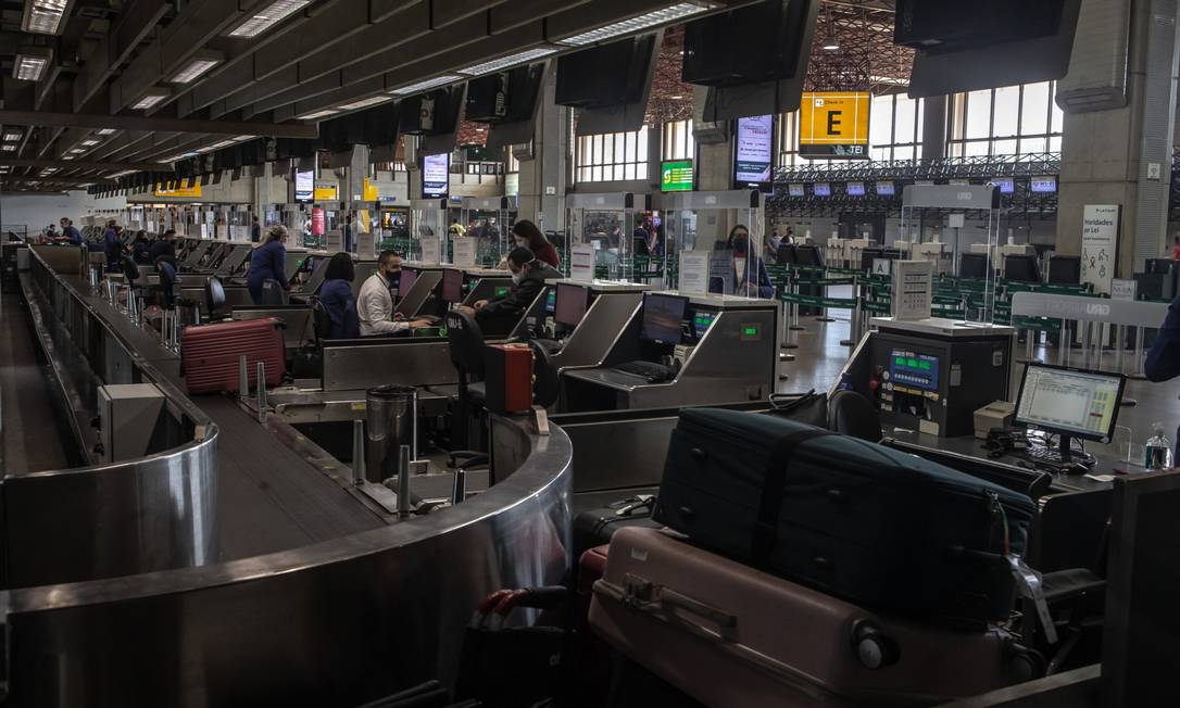 Foto de arquivo mostra o aeroporto de Guarulhos praticamente vazio em julho deste ano Foto: Jonne Roriz / Bloomberg