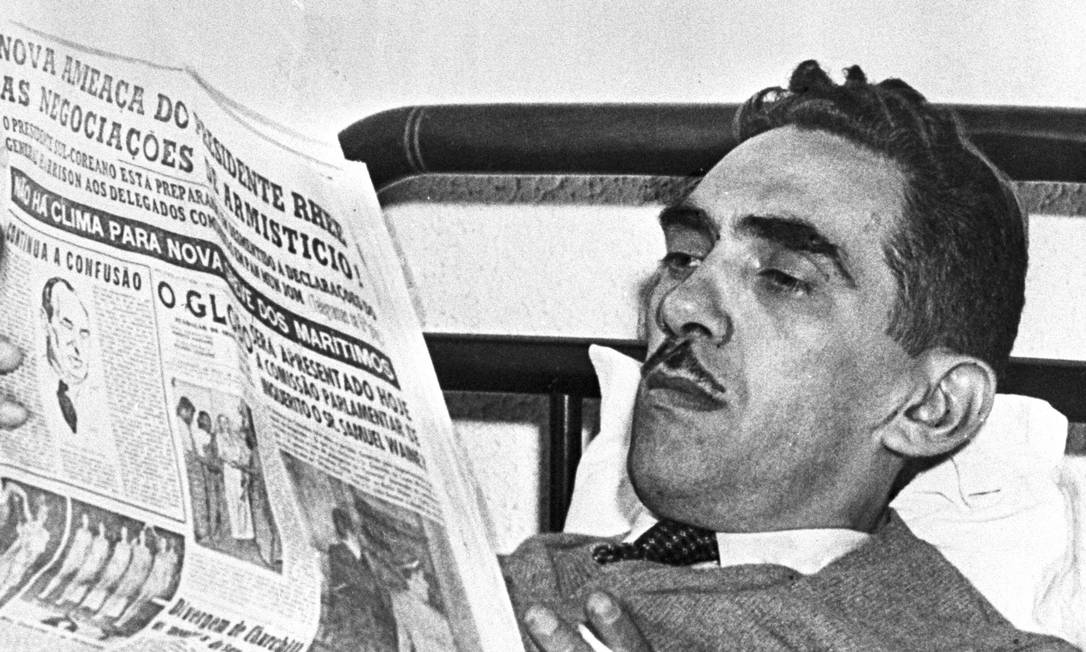 O jornalista Samuel Wainer, fundador do "Última Hora", lendo O GLOBO em 1953 Foto: José Santos / Agência O GLOBO