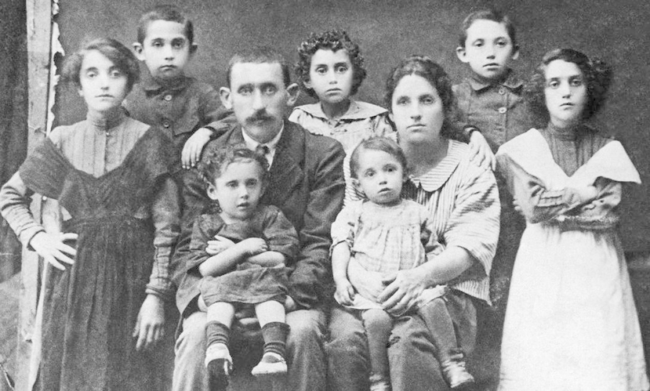 Foto da família Wainer, originária da Bessarábia, em Gênova, na Itália, antes de embarcar para o Brasil, no final de 1920 Foto: Acervo Pinky Wainer / Divulgação