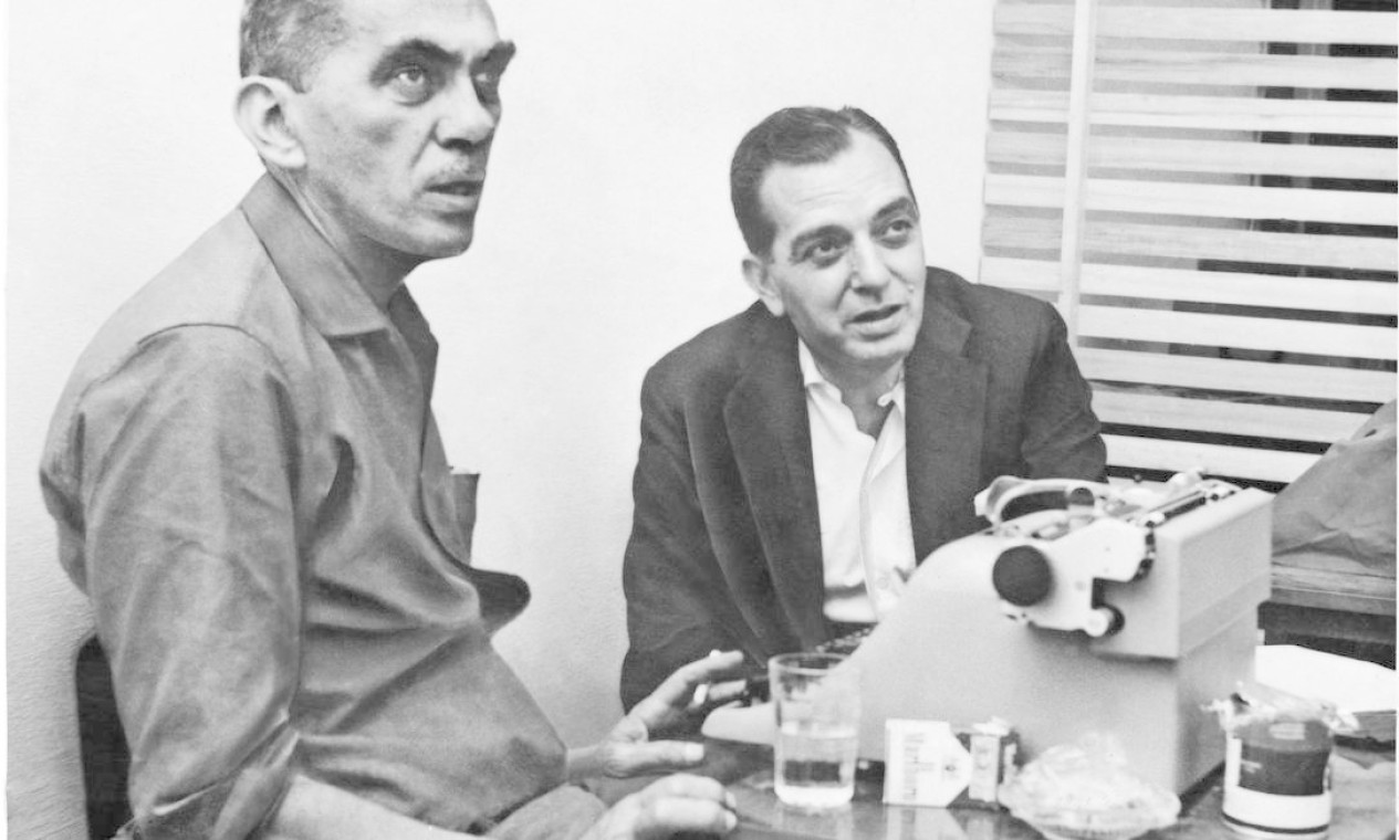 Samuel Wainer e o crônista Nelson Rodrigues, colaborador do "Última Hora", em 1960 Foto: Acervo Pinky Wainer / Divulgação