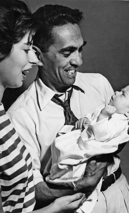 Samuel Wainer com a mulher, Danuza Leão, e a filha Pinky, em 1955 Foto: Acervo Pinky Wainer / Divulgação