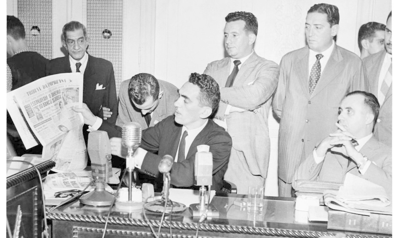 Samuel Wainer depõe em uma Comissão Parlamentar de Inquérito (CPI) em 1953 Foto: Acervo Pinky Wainer / Divulgação