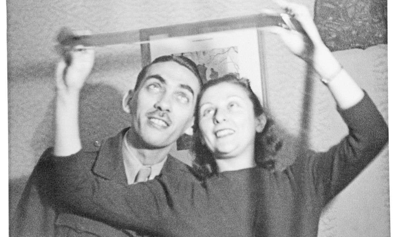 Samuel Wainer e Bluma Chafir examinando negativos de uma viagem à Europa, em 1946 Foto: Acervo Ana Chafir / Jaime Acioli
