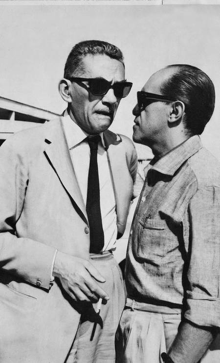 Samuel Wainer (à esq.) e o arquiteto Oscar Niemeyer em Brasília, em 1960 Foto: Acervo Bruno Wainer / Divulgação