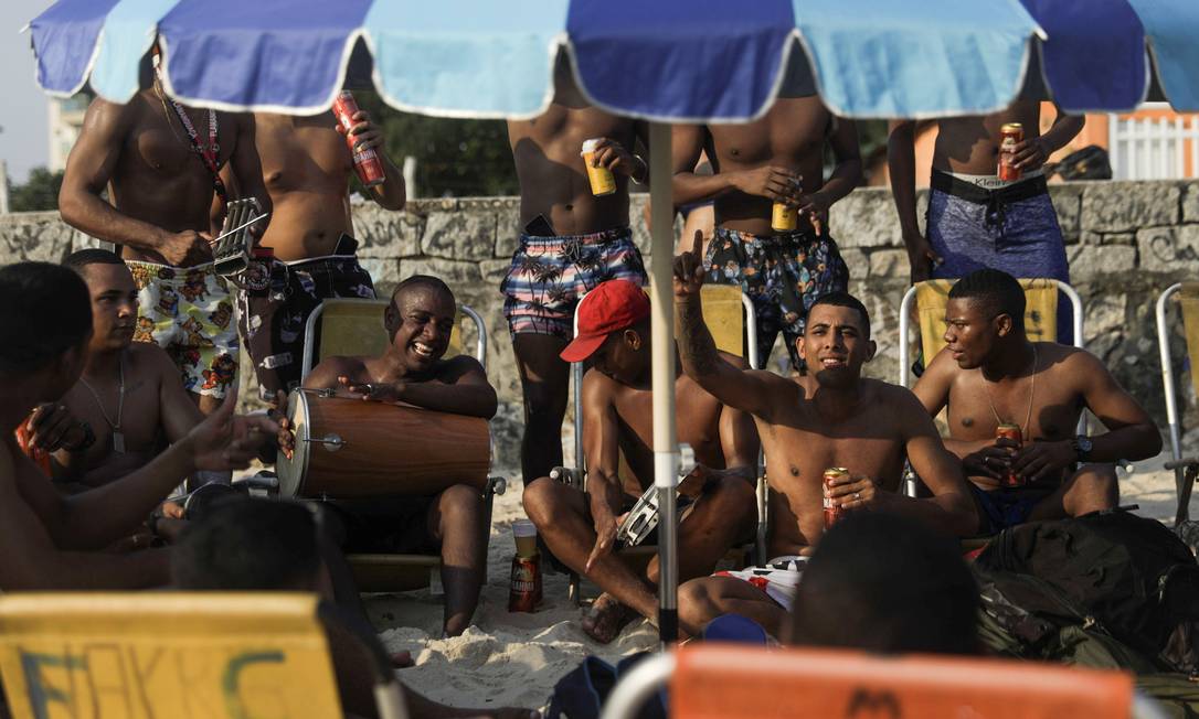 Praia da Macumba, no Rio, teve pagode em meio à pandemia Foto: RICARDO MORAES/REUTERS / RICARDO MORAES/REUTERS