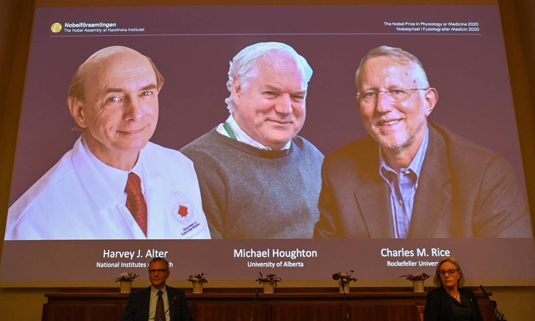 Integrantes do Comitê Nobel apresentam os vencedores do prêmio de Medicina Harvey Alter, Michael Houghton e Charles Rice Foto: JONATHAN NACKSTRAND / AFP