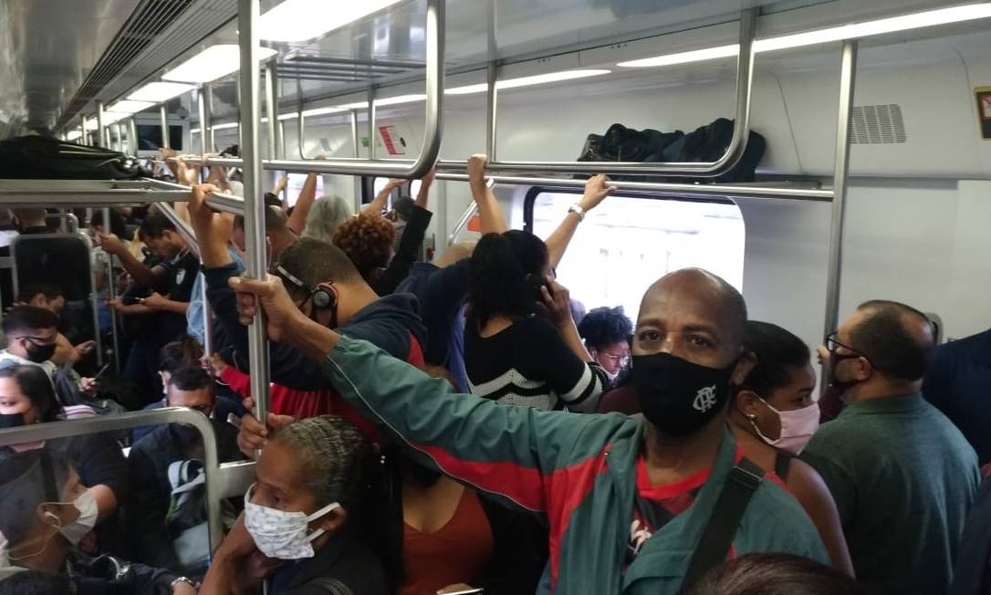 Em trem lotado, passageiros usam máscara para tentarem se proteger da Covid-19. Foto: Hermes de Paula / Agência O Globo
