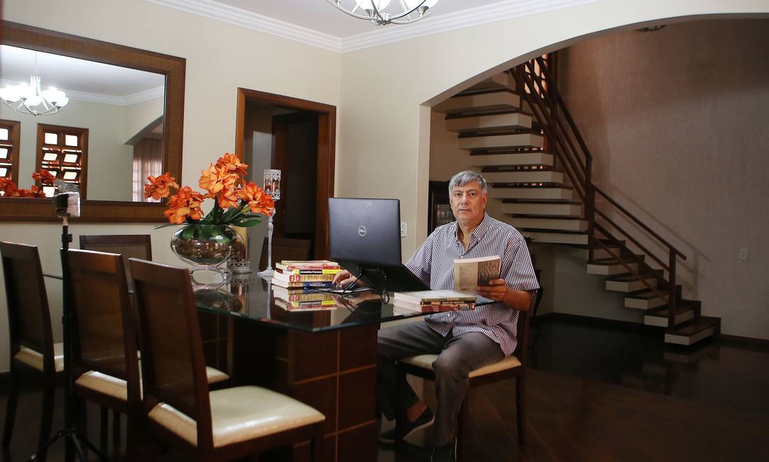 Professor Marcos Carlos, coordenador de EJA numa escola em Ceilandia, conta a rotina de dificuldades dos alunos na pandemia e a dificuldade em se fazer uma avaliação. Foto: Jorge William / Agência O Globo