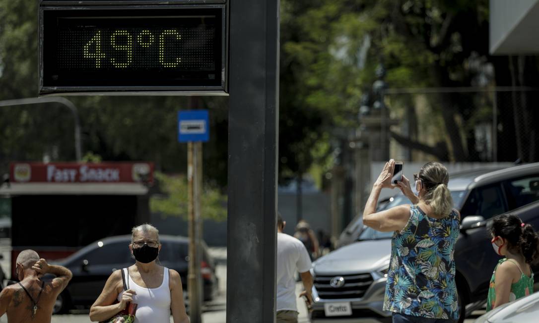 Com o calor exagerado para a primavera, termômetro na rua Haddock Lobo, na Tijuca, marca altas temperaturas. Foto: Gabriel de Paiva 02/10/2020 / Agência O Globo