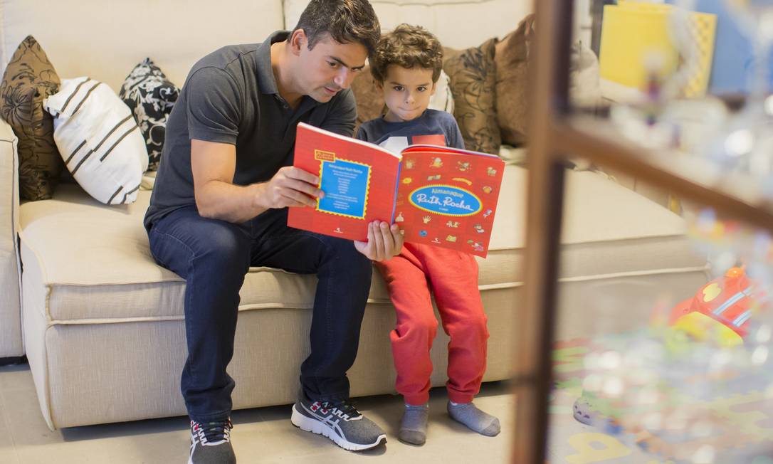 Théo de Carvalho, de 4 anos, com o tio Rodrigo Cocitta, que assinou os livros do clube A Taba para o sobrinho Foto: Edilson Dantas / Agência O Globo