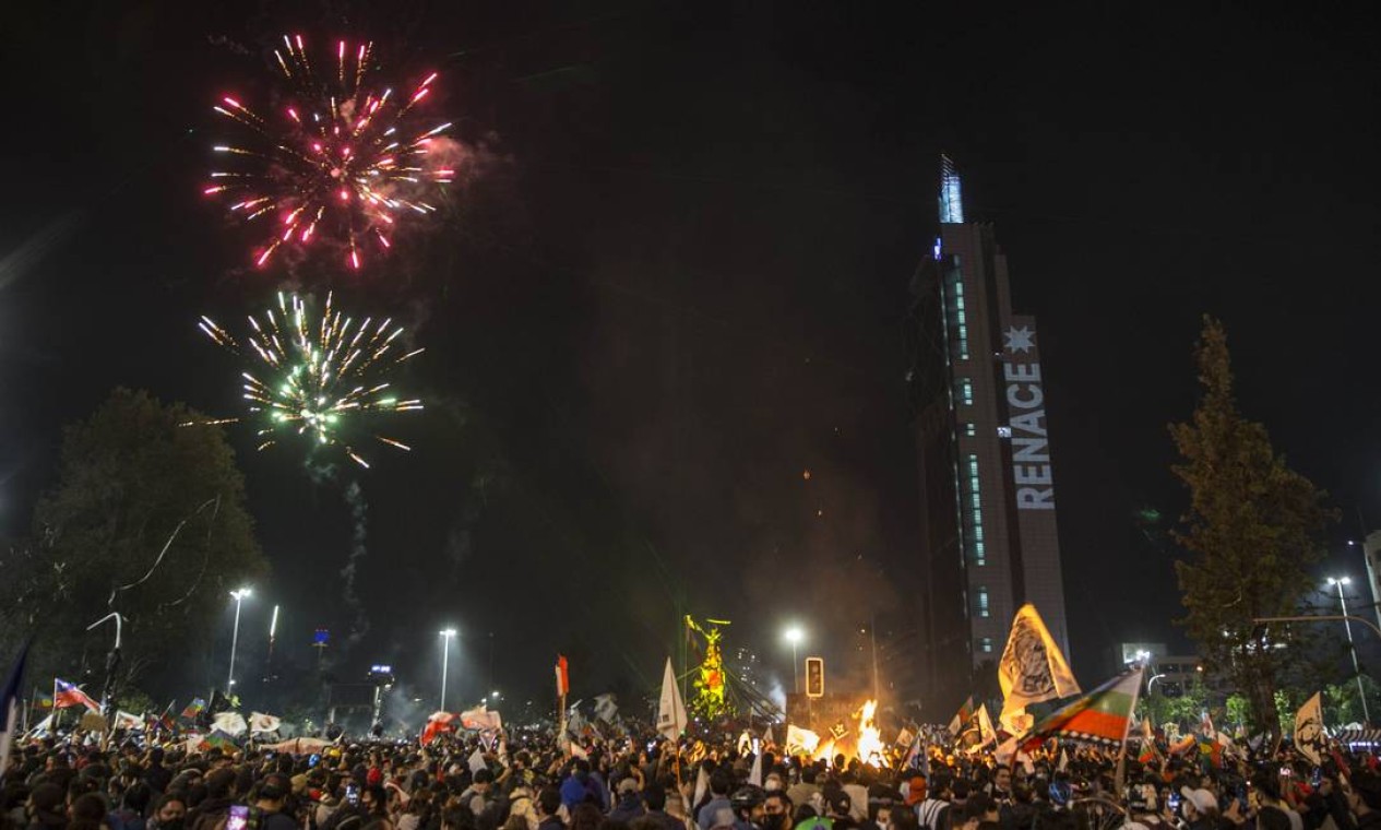 Fogos de artifício foram disparados na Plaza Italia, em Santiago Foto: JAVIER TORRES / AFP