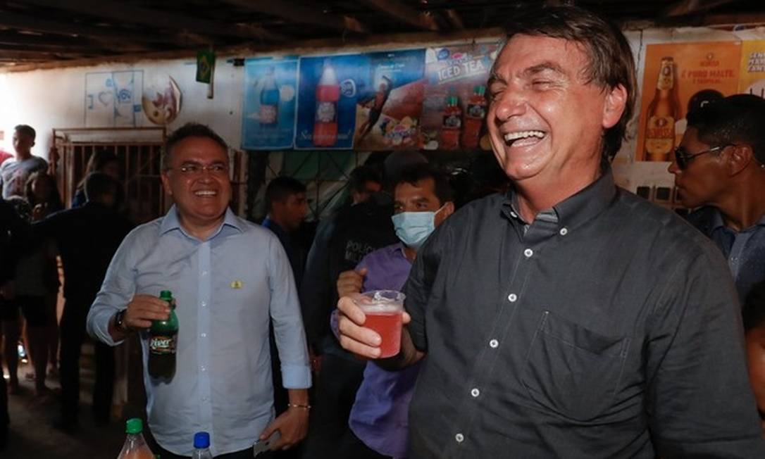 O presidente Jair Bolsonaro experimenta o Guaraná Jesus, bebida mais popular do Maranhão Foto: Alan Santos / PR