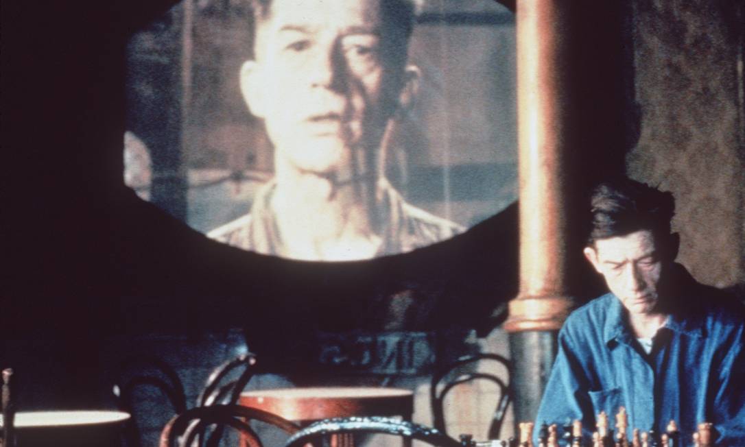 John Hurt em cena de '1984', longa de Michael Radford baseado no livro de George Orwell: críticas ao totalitarismo Foto: Divulgação