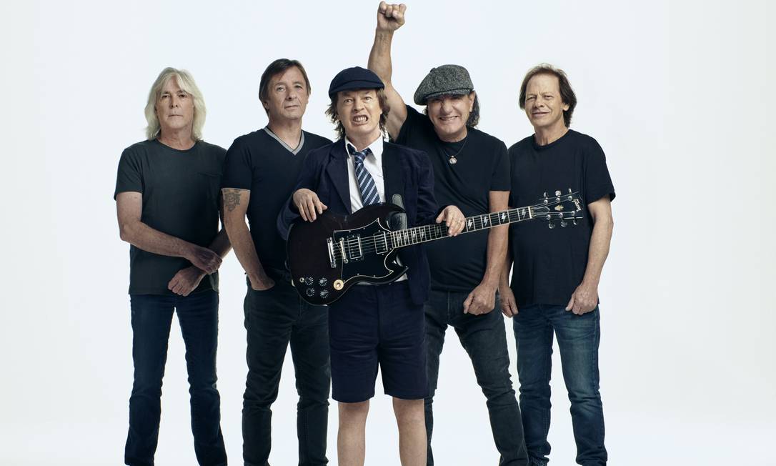 O grupo australiano AC/DC, com o baixista Cliff Williams (à esq.), o baterista Phil Rudd, o guitarrista Angus Young, o vocalista Brian Johnson e o guitarrista Stevie Young Foto: Divulgação