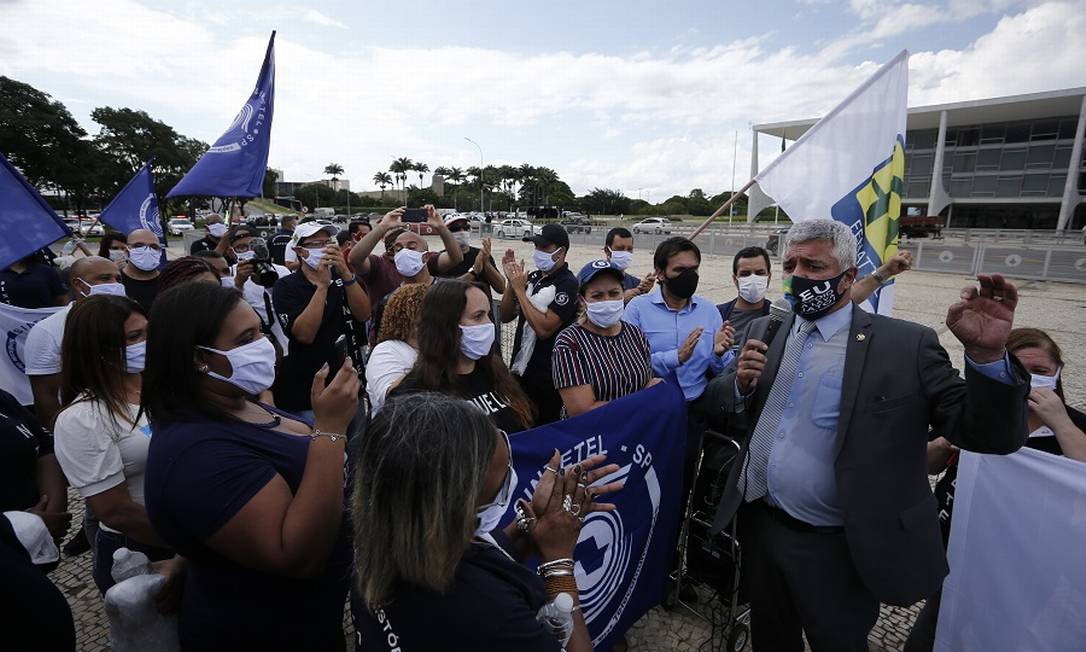 Manifestação de trabalhadores de setores como transporte urbano e de cargas, telecomunicações, call centers, indústria têxtil e outros em favor da desoneração da folha, na véspera da votação no Congresso. Foto: Pablo Jacob / Pablo Jacob