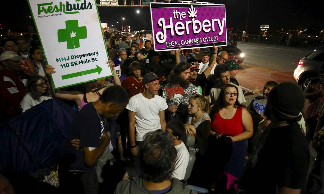 Ativistas pela liberação da maconha celebram o início das vendas para uso recreativo no Oregon, em 2015 Foto: Steve Dipaola / REUTERS