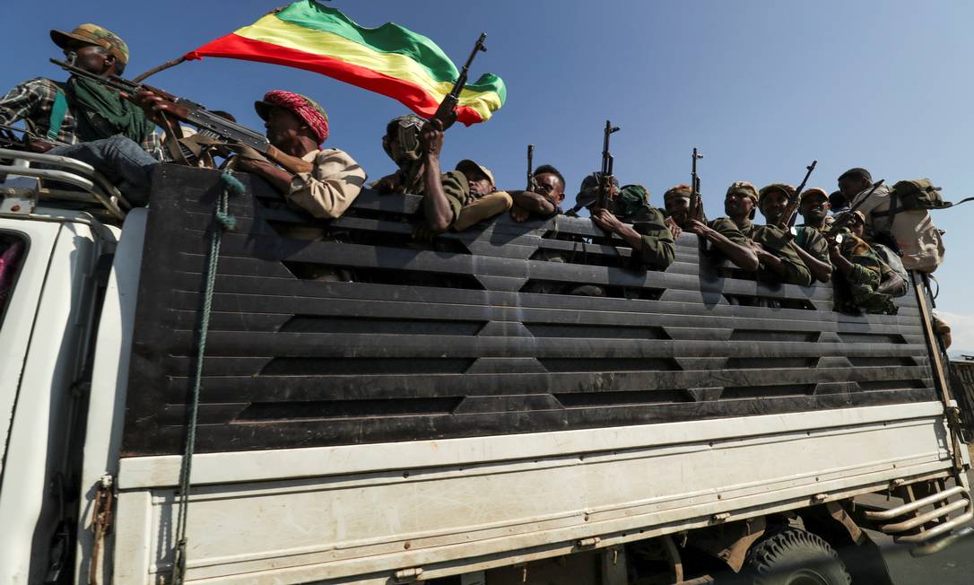 Membros de milícias da região de Amhara, que apoiam Abiy, a caminho de um confronto contra as tropas de Tigré Foto: Tiksa Negeri / Reuters