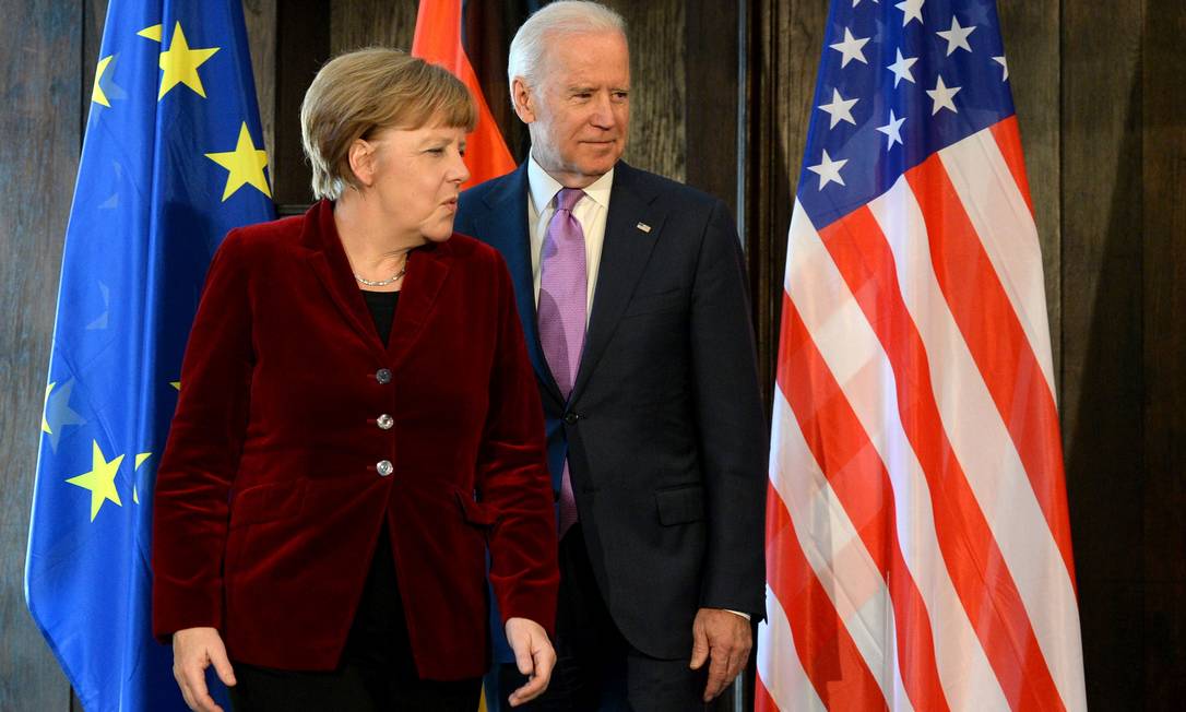 O então vice Joe Biden, agora eleito, e a chanceler alemã, Angela Merkel: contenção da China deve aproximar os EUA e a Europa, aliviada com a troca de comando na Casa Branca
Foto: CHRISTOF STACHE / AFP