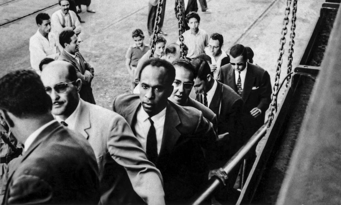 O pensamento de Frantz Fanon (ao centro, de preto) serviu de base para intelectuais brasileiros como Abdias do Nascimento Foto: Reprodução