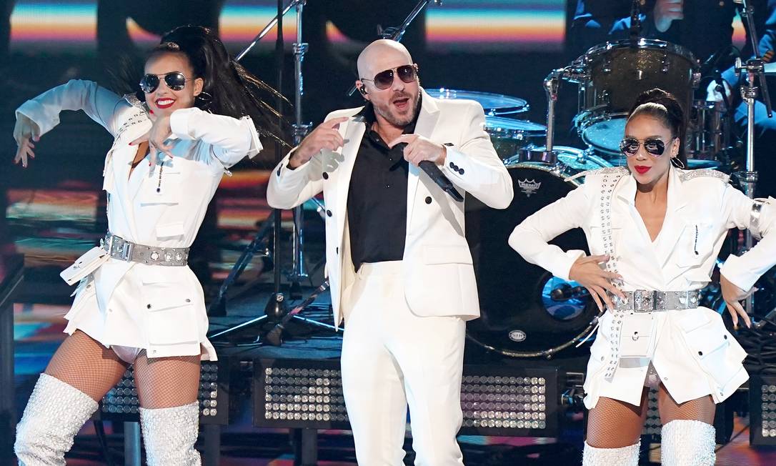 O rapper Pitbull cantou com uma banda formada por profissionais de saúde que atuam no combate ao Covid-19 Foto: Alexander Tamargo / Getty Images for The Latin Recor