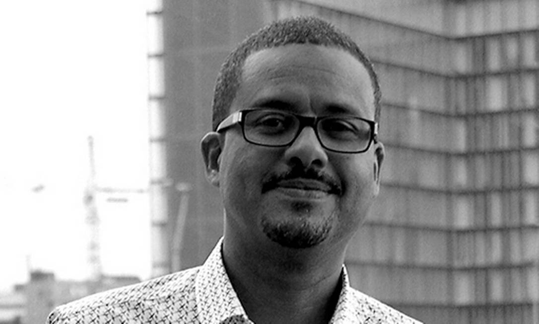 O escritor franco-senegalês David Diop, autor de "Irmão de alma", vencedor do International Booker Prize Foto: Alice Joulot / Reprodução