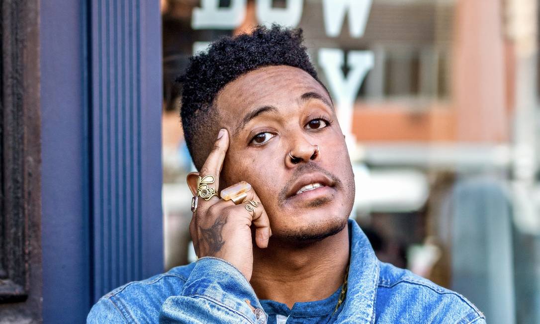 Danez Smith, poeta e performer: "É cansativo ser o negro mágico que conserta o racismo dos outros" Foto: David Hong / Divulgação