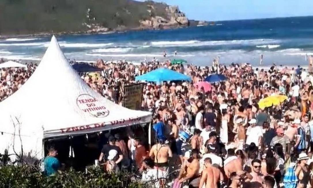 Aglomerações na Praia do Rosa, em Imbituba, têm sido comuns durante a pandemia de covid-19 Foto: AFP