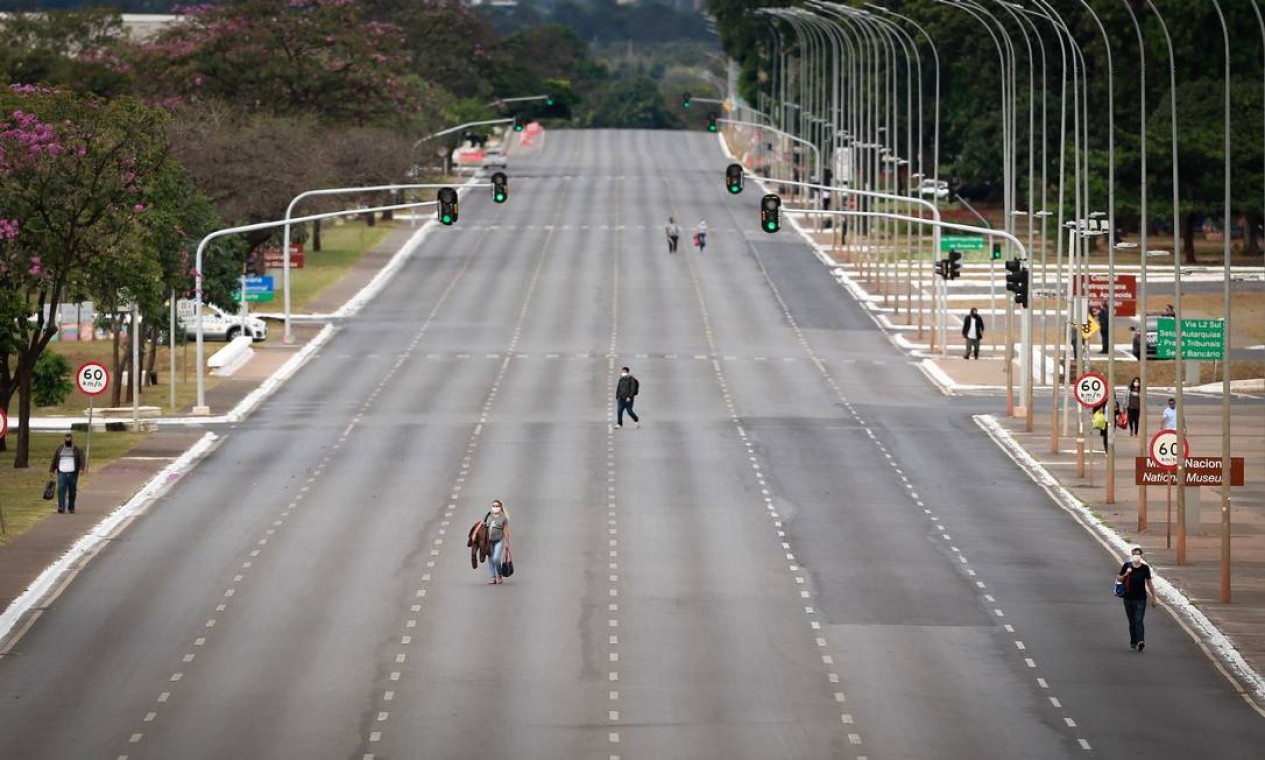 Esplanada deserta. Diante do risco de “atos anticonstitucionais” e de ameaça à Cúria Metropolitana de Brasília, governo do Distrito Federal fecha a Esplanada dos Ministérios Foto: Pablo Jacob / Agência O Globo - 16/06/2020