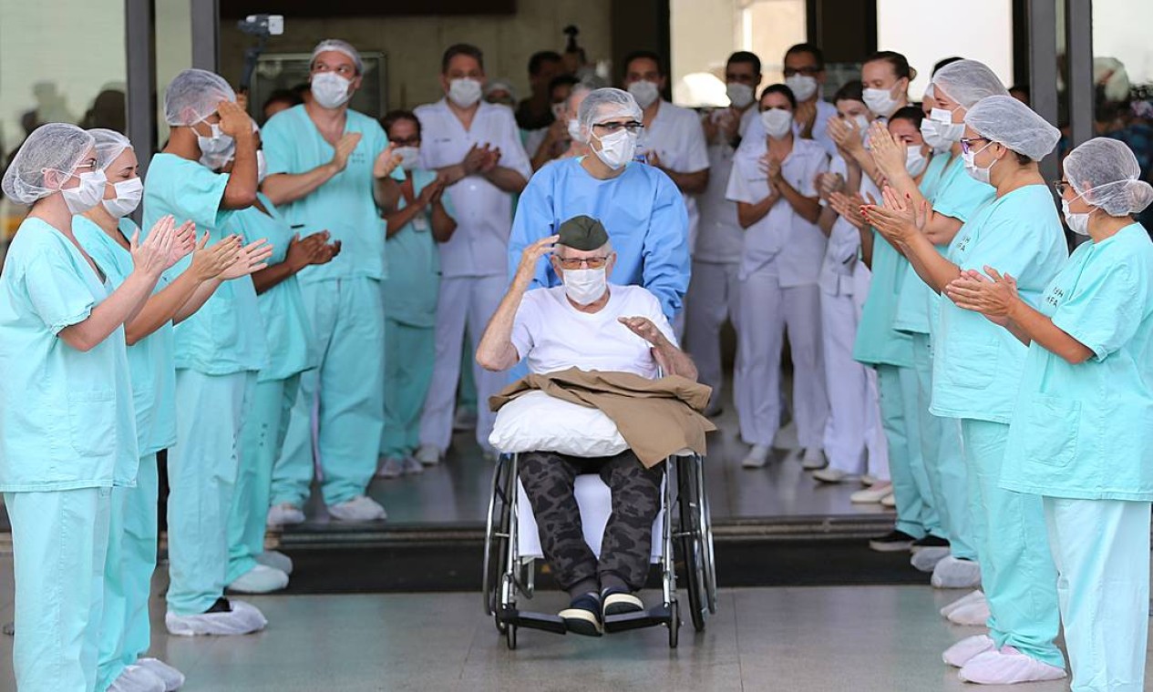 Vitórias contra o vírus. Veterano da Segunda Guerra,
Ernando Piveta, de 99 anos,
deixa, sob aplausos da equipe médica, o Hospital das Forças Armadas, no DF, após ficar internado oito dias devido
à Covid-19 Foto: Jorge William / Agência O Globo - 14/04/2020