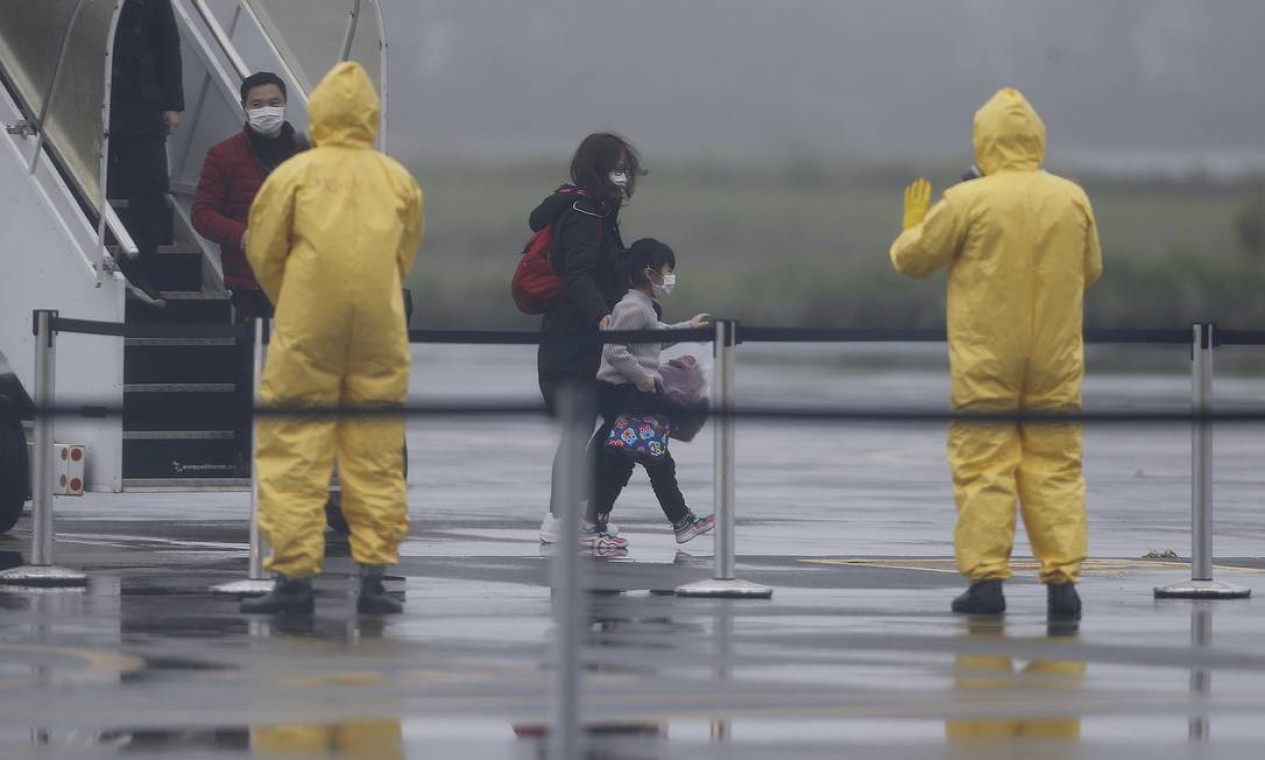 Grupo de 30 brasileiros e quatro chineses que estavam em Wuhan, na China,
epicentro do surto de coronavírus, chegam em voos da FAB na Base Aérea de Anápolis, Goiás, onde cumpriram quarentena de 18 dias Foto: Jorge William / Agência O Globo - 09/02/2020