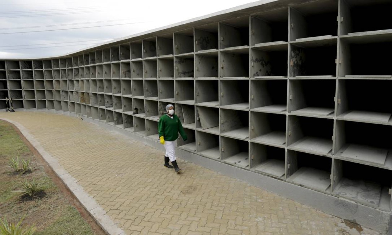 Efeito sombrio da pandemia. Centenas de novas
gavetas construídas no cemitério Jardim Envida, na
Baixada Fluminense, à
espera do aumento do
número de mortes por
Covid-19 Foto: Gabriel de Paiva / Agência O Globo - 18/04/2020