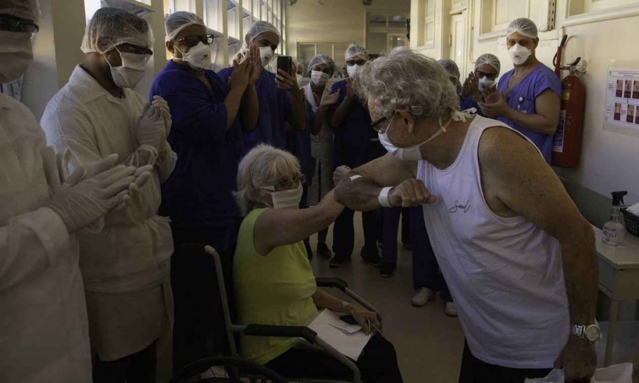 Reencontro emocionante. Internados no Hospital
Pedro Ernesto com Covid-19,
Marlene e Almir Belmonte se reencontram após ficaram quase 20 dias sem se
ver, feito inédito em 48 anos
de casados. Ao terem alta, eles
se emocionaram no reencontro.
Devido a restrições, o abraço ficou para depois Foto: Gabriel Monteiro / Agência O Globo - 28/04/2020