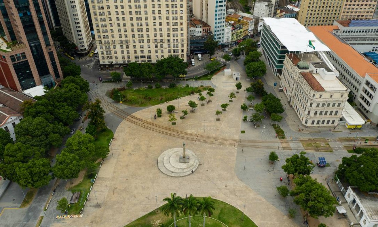 Rio vazio, A Praça Mauá deserta reflete os novos hábitos do carioca, que tem evitado sair de casa diante do aumento de casos confirmados de coronavírus na cidade Foto: Brenno Carvalho / Agência O Globo - 17/03/2020