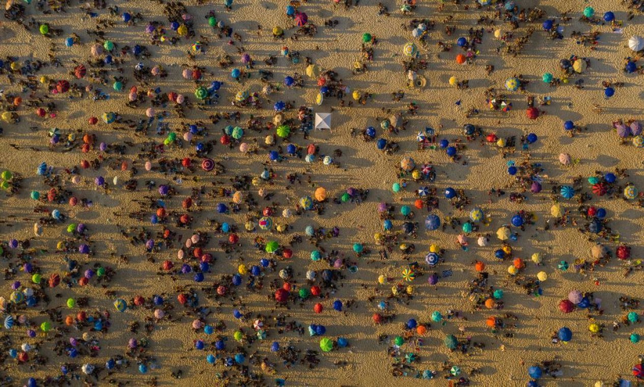 Areias sem lei. Em domingo
ensolarado, as praias do Rio
voltam a lotar de banhistas, que desrespeitara a proibição de ficar na areia devido à pandemia Foto: Brenno Carvalho / Agência O Globo - 13/09/2020