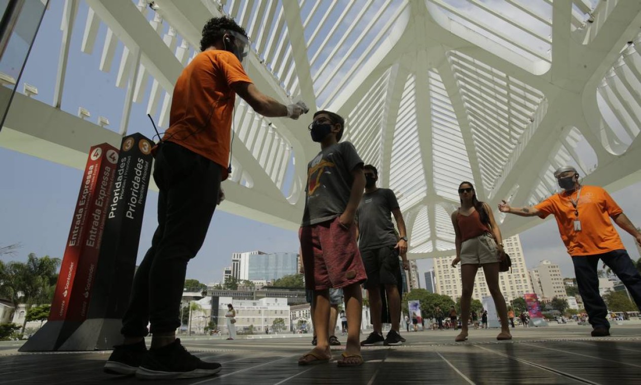 Museus reabrem. Após seis meses fechado para visitação, por causa da pandemia, Museu do Amanhã volta a receber visitantes. Aferição de temperatura e controle de
distanciamento nas
filas marcaram a reabertura Foto: Antonio Scorza / Agência O Globo - 05/09/2020