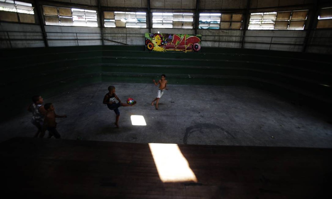 Equipamentos culturais da cidade, como a lona cultural de Santa Cruz, sofrem com abandono do governo municipal. Descaso se intensificou ainda mais no período da pandemia. Crianças brincam no espaço abandonado, que tem estruturas abaladas e fiações elétricas expostas Foto: Antonio Scorza / Agência O Globo - 14/09/2020