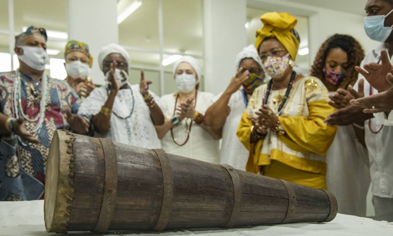 Do Dops para o museu.
Objetos da umbanda e do
candomblé, como o atabaque,
foram levados do antigo Departamento de Ordem
Política e Social (Dops) ao Museu da República. As peças foram apreendidas pela polícia a
partir de 1890 Foto: Ana Branco / Agência O Globo -21/09/2020