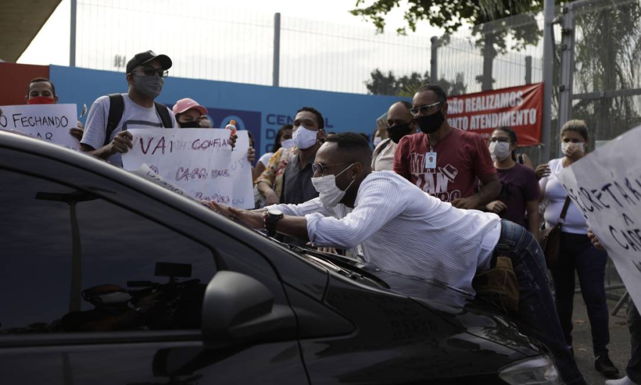 Gritos da saúde. Com salários atrasados, profissionais do hospital de campanha do Maracanã protestam após anúncio de fechamento da unidade Foto: Luiza Moraes / Agência O Globo - 17/07/2020