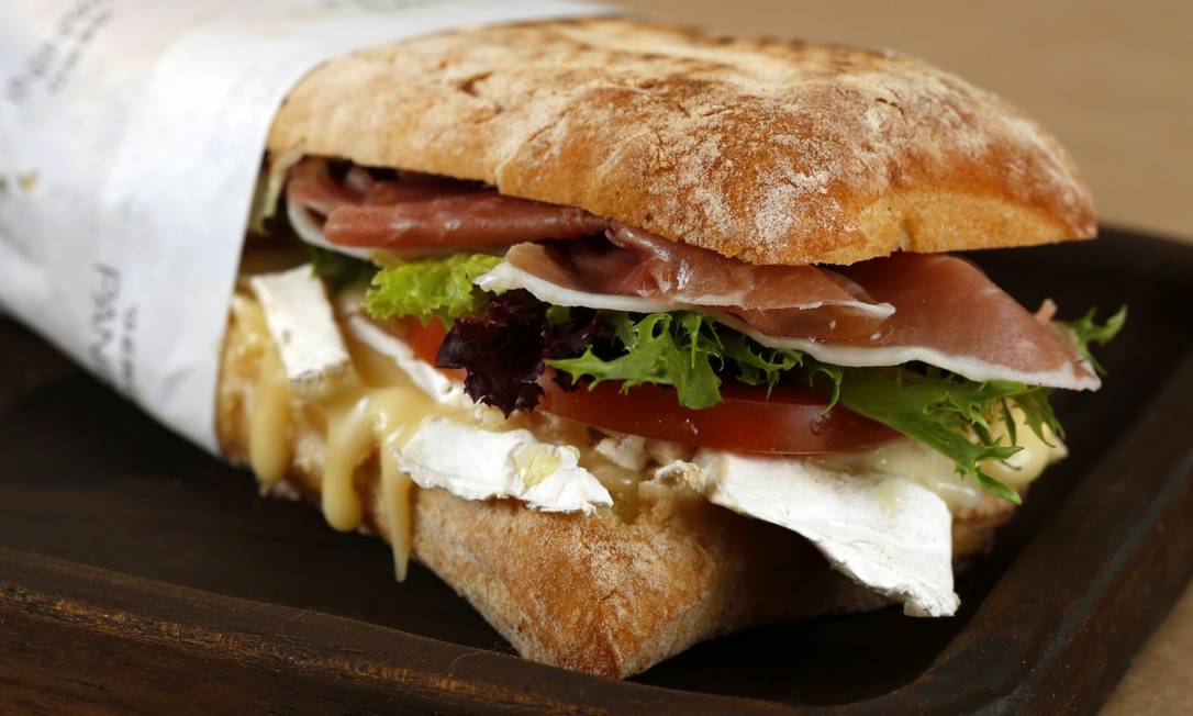 Sanduíches italianos, do Gero Panini, em Ipanema, do Grupo Fasano. Panini no pão ciabatta de presunto cru Greci e Folzani com brie, alface e tomate em primeiro plano Foto: Fabio Rossi