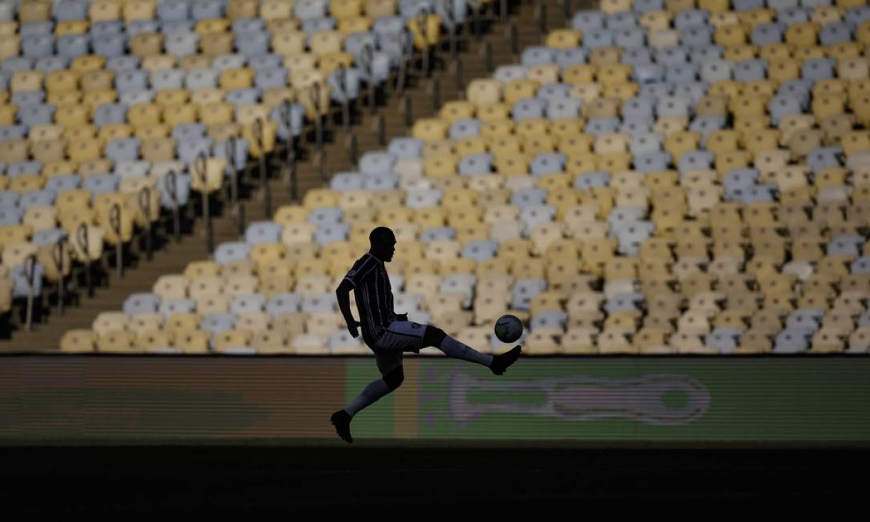 Sem torcida. Jogador do Fluminense faz embaixadinha com a bola antes do início da partida contra o Corinthians, no Maracanã, em mais um jogo sem público do Brasileirão, por causa do novo coronavírus Foto: Alexandre Cassiano / Agência O Globo - 13/09/2020