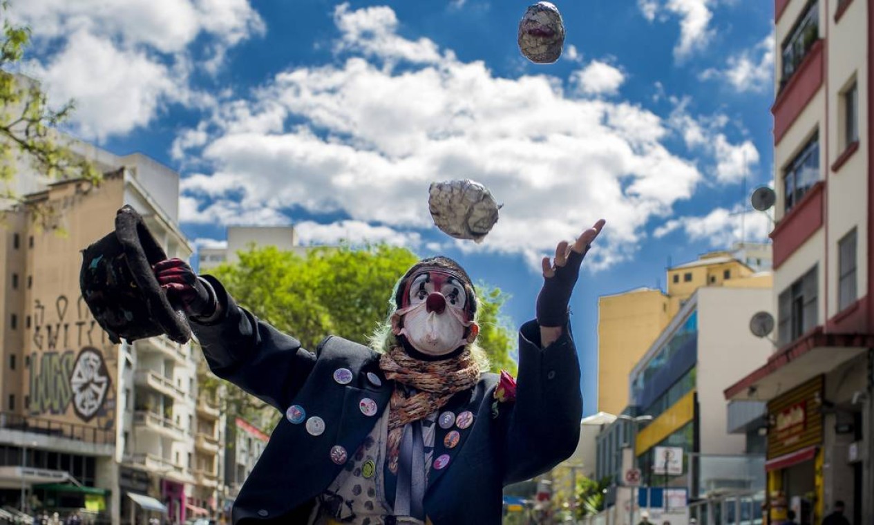 Arte na rua em tempo de pandemia. No começo da
Avenida Paulista, no bairro do
Paraíso, Bruno Severo, 28 anos,
se transforma no palhaço
Mutuna. Decretos para conter o avanço do novo coronavírus atingiram também os artistas de rua que vivem de gorjetas Foto: Edilson Dantas / Agência O Globo - 13/08/2020