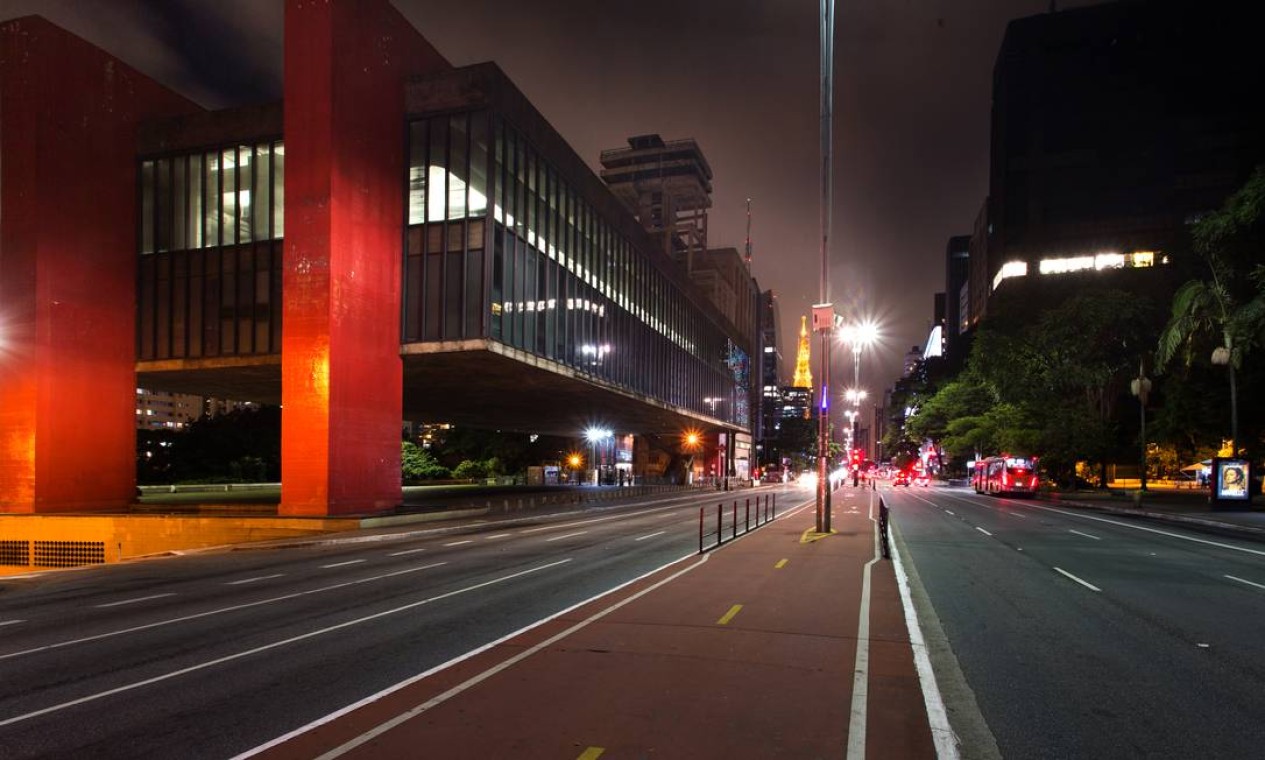 Deserta. Com decreto de fechamento total do comércio não essencial, ruas ficam completamente vazias em São Paulo, incluindo a normalmente movimentada Avenida Paulista Foto: Edilson Dantas / Agência O Globo - 25/03/2020